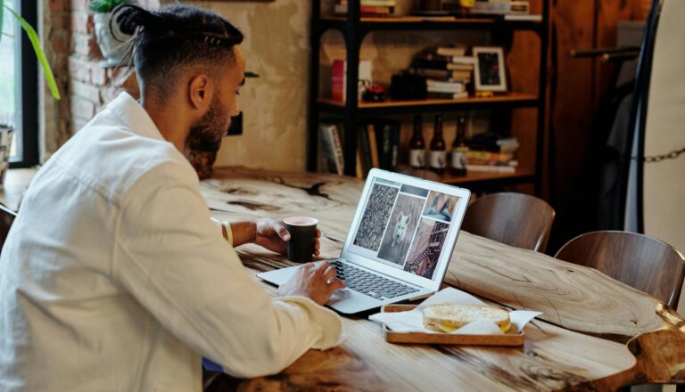 How Bloggers Build Six-Figure Online Businesses in 2026